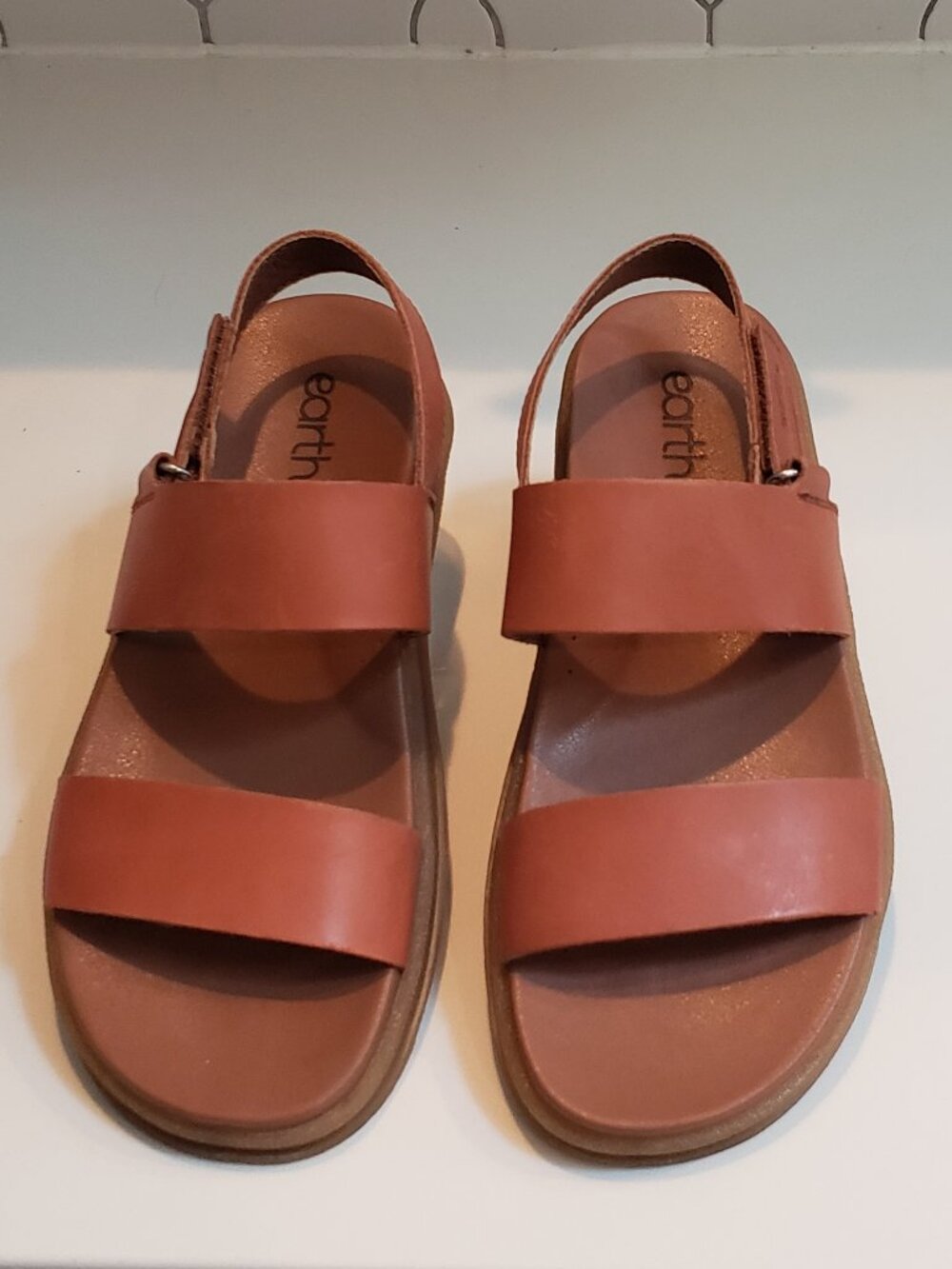 Earth Leah Tan Brown Leather sandal with contoured footbed Arch Support Size 8